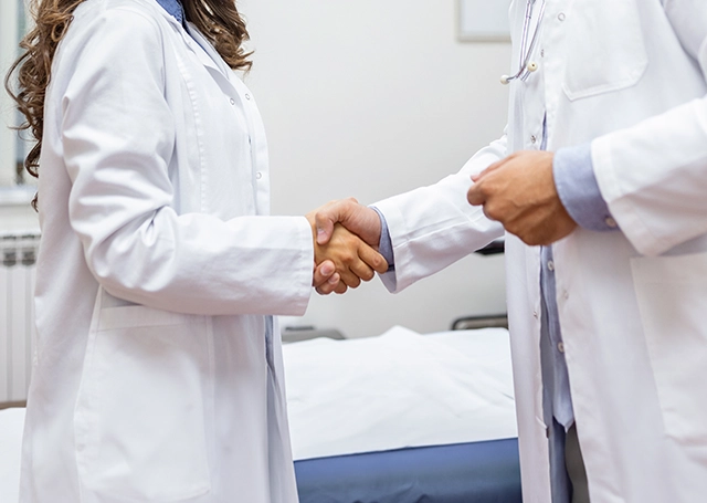 Doctores colaborando